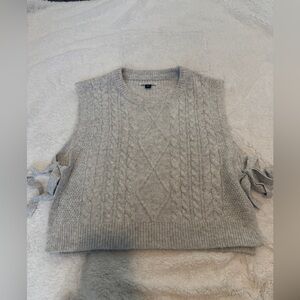 AE Light Gray Cable-Knit Sweater Vest